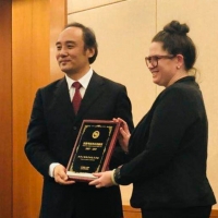 The 12th Confucius Institute Conference in Xi'an: Ms. Bridget Stirling, Vice Chair of Board of Trustees, Received the Award