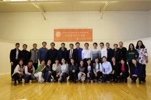 代表团全体成员在埃德蒙顿孔院礼堂合影留念